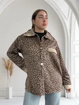 Sobrecamisa de pana con estampado animal print, cuello y puños de piel sintética. Cierre frontal con un botón.