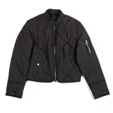 Campera bomber acolchada negra de nylon, con cuello redondo, cierre frontal, mangas largas y tres bolsillos externos con cierre.