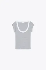 Camiseta de manga muy corta, ajustada al cuerpo, con estampado de rayas horizontales finas en azul marino y blanco. Presenta un escote redondo con un ribete ancho en color blanco.