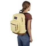 Mochila JanSport Right Pack color amarillo con base de cuero marrón, logo de la marca en azul y compartimento interno para laptop.