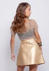 Minifalda tableada de poliuretano color dorado.