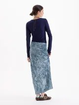 Pollera midi de corte al bies confeccionada en terciopelo con acabado brillante y textura arrugada.