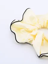 Colero color crema con borde negro.