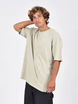 Remera negra de manga corta, cuello redondo y corte holgado.