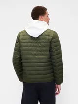 Campera puffer de diseño ligero, color verde militar, con cierre frontal completo y cuello alto. Presenta un acabado acolchado horizontal y puños elásticos.