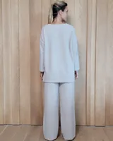 Pantalón de hilo con textura acanalada, de corte recto y holgado, con cintura elástica. Presenta un diseño cómodo y versátil en color beige.