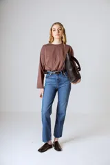 Camiseta de manga larga color marrón, confeccionada en algodón orgánico, con cuello redondo y detalle de letra R bordada en el pecho.