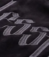 Remera masculina oversize de tejido tipo gamuza sintética (suede) de color negro, con cuello redondo, mangas cortas y detalle de bordado de cruz en el frente.