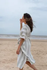 Túnica a rayas verticales anchas color gris y blanco, con mangas cortas y lazo en la cintura.