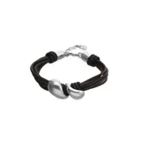 Pulsera confeccionada con múltiples tiras de cuero marrón oscuro, con piezas metálicas de diseño orgánico bañadas en plata y cierre ajustable con cadena de eslabones.