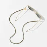 Correa para lentes con cuentas de cristal multicolor en tonos verdes, marrones y rojos. Terminales de goma transparentes con detalles en dorado.