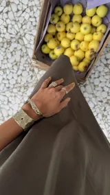 Brazalete rígido de diseño artesanal con textura irregular y acabado metálico, elaborado en bronce macizo.