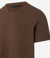 Remera de manga corta, cuello redondo y calce ajustado (slim fit), color gris claro, con textura acanalada vertical.