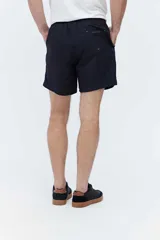 Short de baño liso azul marino, de corte clásico con cintura elástica y cordón ajustable.