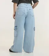 Pantalón de jean azul claro, modelo wide leg, con bolsillos cargo laterales y cintura ajustable.