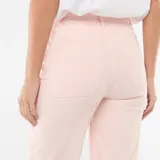 Pantalón de corte wide leg en color rosa, con tiro medio, cierre frontal con botón y bolsillos delanteros tipo parche.