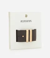 Pulsera ancha de material sintético color marrón oscuro, con diseño de cinta larga y dos tiras metálicas doradas aplicadas en el centro. Cuenta con un cierre de pino ajustable.