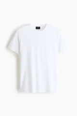 Remera de corte ajustado en punto suave de algodón pima, color blanco, con cuello redondo y mangas cortas.