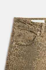 Jeans de tiro bajo y cinco bolsillos, de pierna ancha y larga, con cierre frontal de cremallera y botón metálico. Presenta estampado animal print.