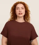 Blusa tipo muscle tee de corte holgado, confeccionada en tejido rib acanalado, con escote redondo y diseño sin mangas.