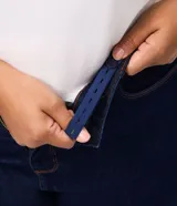 Pantalón skinny de jean en color azul marino, de tiro alto y corte ajustado. Presenta bolsillos delanteros y traseros, trabillas en la cintura y cierre de botón y cremallera.