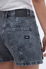 Short de jean gris oscuro con tiro alto, calce holgado en cadera y bolsillos amplios.