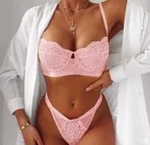 Conjunto de lencería compuesto por un soutien tipo bralette de encaje con aros y una bombacha tipo tanga a juego con detalles de encaje y elástico con logo.