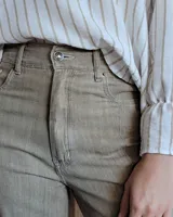 Pantalón de jean estilo wide leg con costuras verticales frontales, tiro alto y bolsillos laterales.