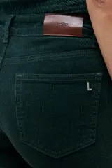 Pantalón de pana color verde inglés, de corte recto y tiro medio.