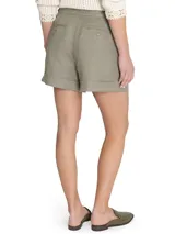 Short de tiro alto color verde oliva confeccionado en lino orgánico, con cierre cruzado, hebillas en los costados, bolsillos y pinzas.