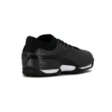 Championes de fútbol indoor Diadora Spot Teen, color negro con suela blanca y negra. Diseño texturizado con cordones y ajuste tipo botita en el tobillo.