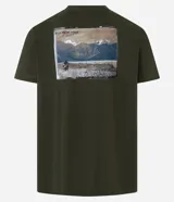 Remera de corte comfort color verde militar, de manga corta, con cuello redondo y estampado frontal pequeño con la leyenda "Speed on the rocks".