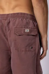Short de baño de corte clásico con cintura elástica y cordón ajustable. Presenta un acabado efecto lavado vintage, bolsillos laterales y un pequeño logo bordado en la parte inferior.
