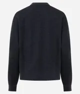 Blusa básica de manga larga con cuello redondo y puños ajustados, confeccionada en tejido de algodón y poliéster. Presenta un corte regular anatómico y diseño liso sin estampas.
