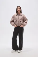 Campera tipo bomber color negro, con cierre frontal, cuello camisero, bolsillos frontales con solapa y puños elásticos.