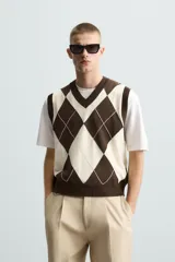 Chaleco de punto con cuello en V, diseño de rombos en marrón, beige y rosa.