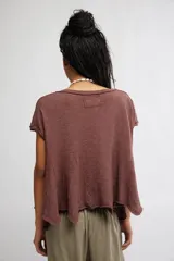 Remera marrón de mezcla de algodón y lino, con escote en V, mangas cortas caídas, calce fluido y detalles de costuras expuestas con bordes sin rematar.