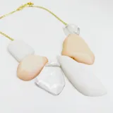 Collar de resina multicolor con formas geométricas irregulares y cadena dorada.