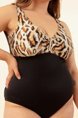 Malla enteriza negra con estampado animal print en la parte superior, escote en V con aplique metálico y espalda en U.