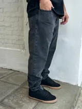 Pantalón de jean gris lavado, corte mom fit, tiro alto y pierna holgada.