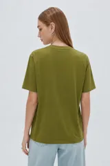 Remera de manga corta negra, con cuello redondo y estampado de texto blanco en el pecho.