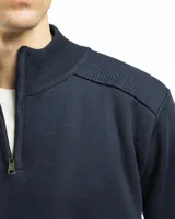 Sweater negro de punto con cuello alto y cierre de media cremallera.