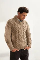 Sweater de lana color beige, tejido a mano con ochos y cuello cruzado. Terminaciones en punto elástico en puños y ruedos.