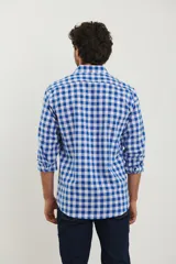 Camisa a cuadros marrón y blanco, de manga larga y corte clásico.