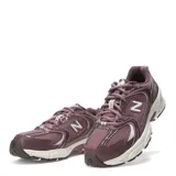 Championes New Balance 530, modelo de running de estilo urbano en color bordó con detalles en blanco y plateado. Cuentan con entresuela ABZORB para mayor amortiguación y capellada de malla y materiales sintéticos.