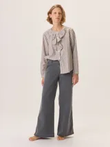 Pantalón de jean gris oscuro con corte recto y tiro medio. Presenta costuras a contra tono, bolsillos laterales y cierre frontal con botón.