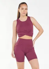 Calza biker deportiva color borgoña, de cintura alta, con compresión y recortes. Fabricada con tejido transpirable de secado rápido.