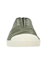 Alpargatas de lona color verde militar, con suela y puntera de goma blanca, sin cordones y ojales metálicos decorativos.