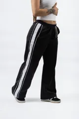 Pantalón negro de corte recto y holgado, con cintura elástica ajustable con cordón blanco y dos franjas blancas laterales.