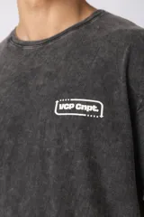 Remera de algodón peinado con efecto de lavado snow que le otorga un aspecto gastado. Presenta un diseño de cuello redondo, mangas cortas y un pequeño estampado gráfico en el pecho.